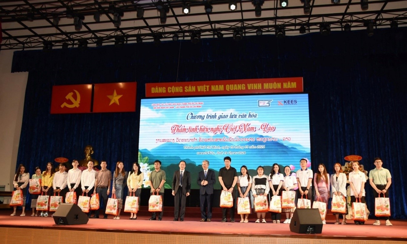 Laos’ students received Vietnamese traditional Tet presents